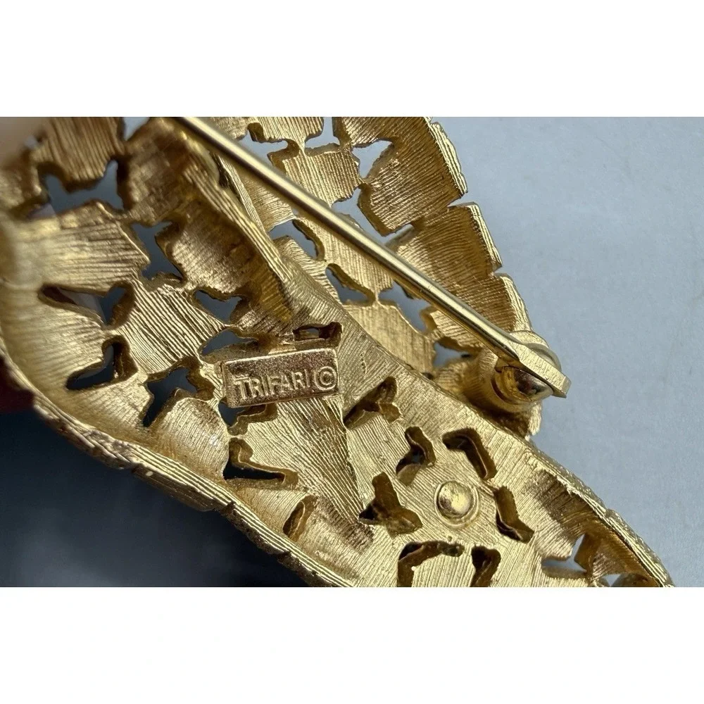 Vintage - Crown Trifari Brooch - 1960s Gold Tone Ribbon Loop